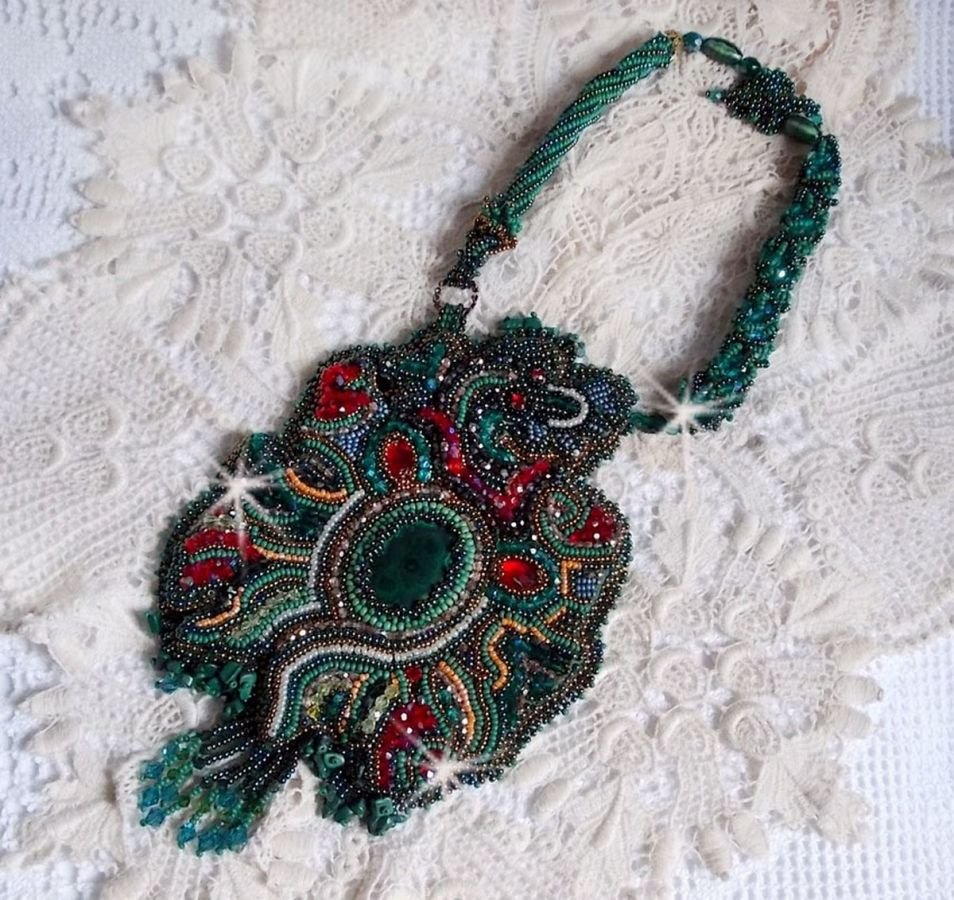 Colar de dragão bordado com um cabochon e batatas fritas em malaquite natural, uma bela gradação verde esmeralda com estas contas de sementes coloridas