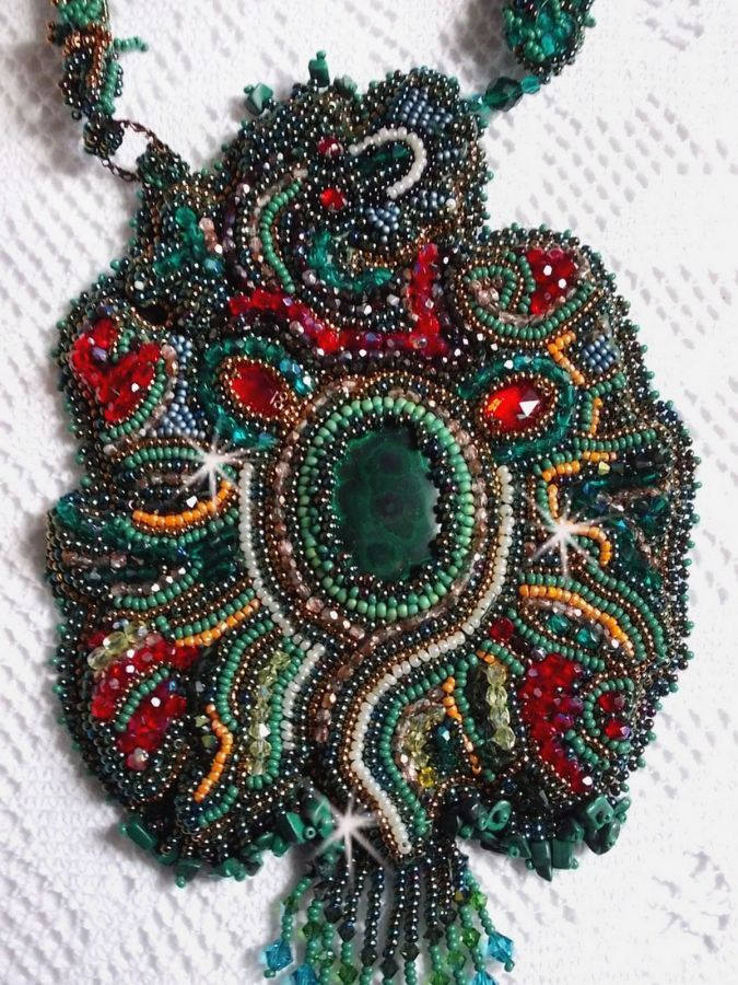 Colar de dragão bordado com um cabochon e batatas fritas em malaquite natural, uma bela gradação verde esmeralda com estas contas de sementes coloridas
