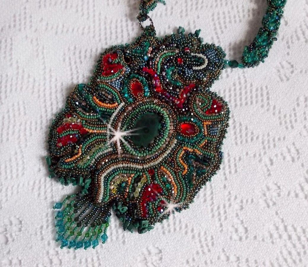Colar de dragão bordado com um cabochon e batatas fritas em malaquite natural, uma bela gradação verde esmeralda com estas contas de sementes coloridas