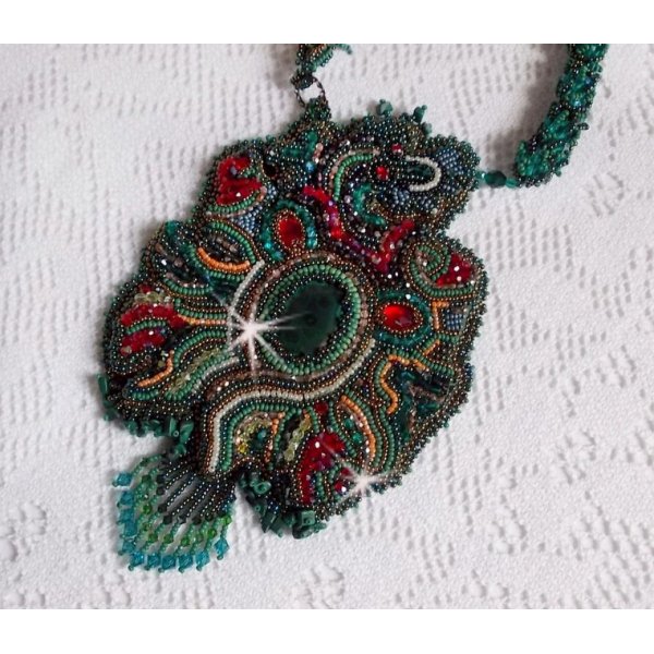 Colar de drag&atilde;o bordado com um cabochon e batatas fritas em malaquite natural, uma bela grada&ccedil;&atilde;o verde esmeralda com estas contas de sementes coloridas