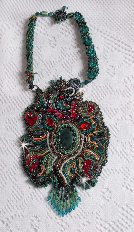Colar de dragão bordado com um cabochon e batatas fritas em malaquite natural, uma bela gradação verde esmeralda com estas contas de sementes coloridas