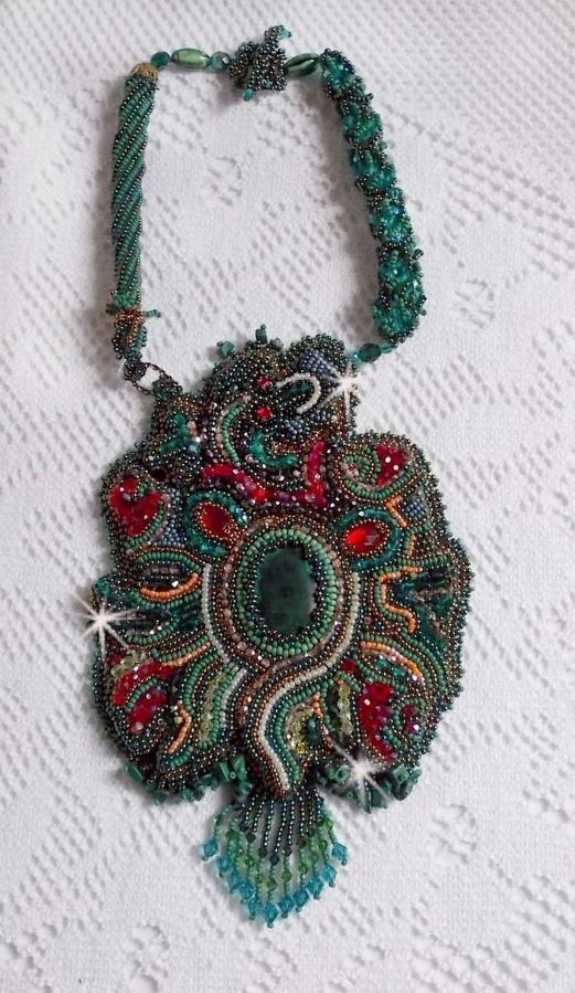 Colar de dragão bordado com um cabochon e batatas fritas em malaquite natural, uma bela gradação verde esmeralda com estas contas de sementes coloridas