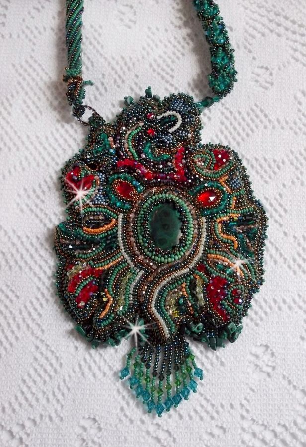 Colar de dragão bordado com um cabochon e batatas fritas em malaquite natural, uma bela gradação verde esmeralda com estas contas de sementes coloridas