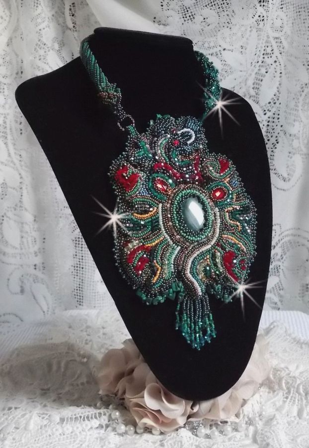 Colar de dragão bordado com um cabochon e batatas fritas em malaquite natural, uma bela gradação verde esmeralda com estas contas de sementes coloridas