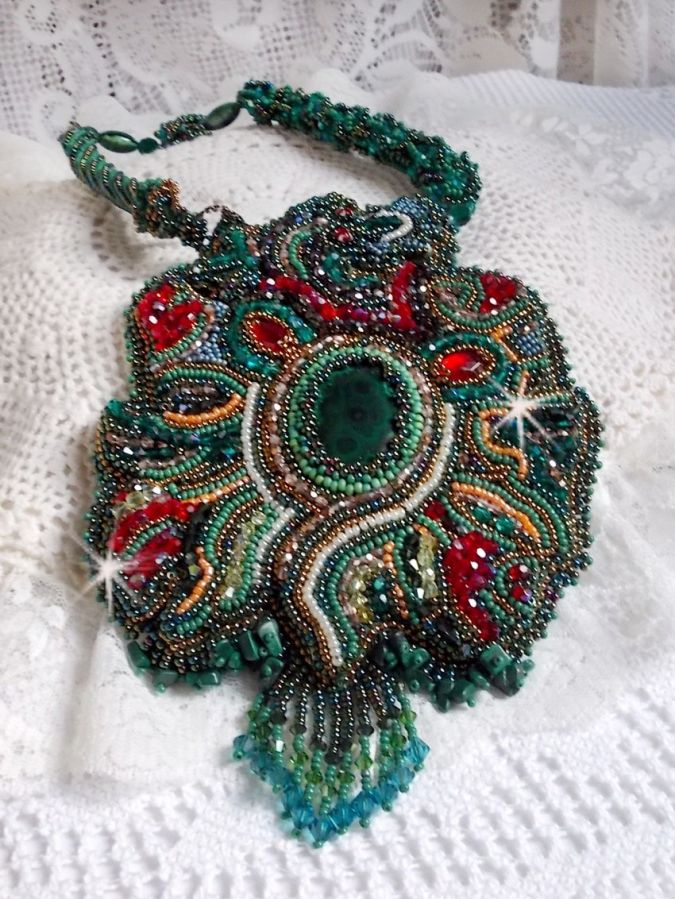 Colar de dragão bordado com um cabochon e batatas fritas em malaquite natural, uma bela gradação verde esmeralda com estas contas de sementes coloridas