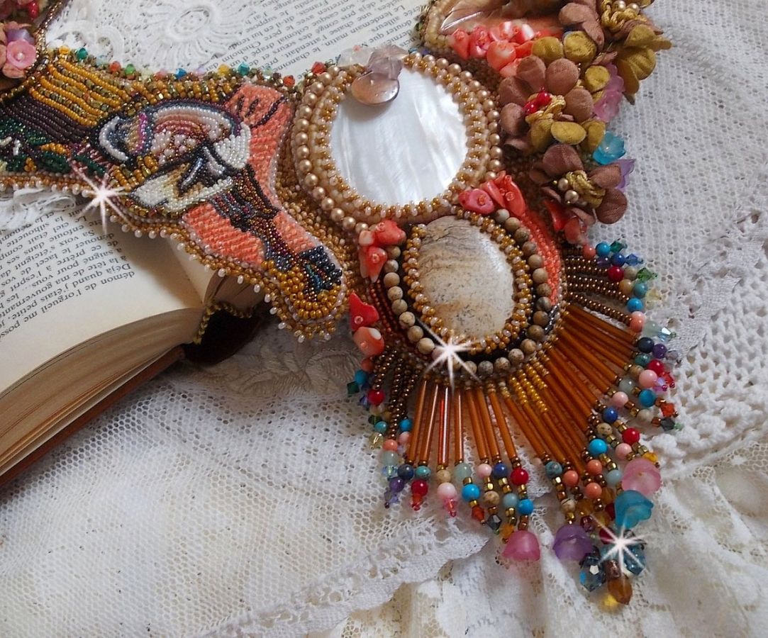 Colar exótico Envolvente bordado com renda, pérolas de gema, várias pérolas de qualidade muito bonita em estilo Haute-Couture