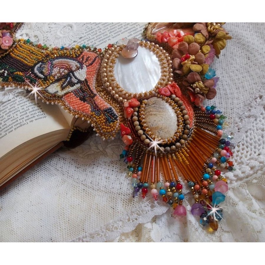 Colar exótico Envolvente bordado com renda, pérolas de gema, várias pérolas de qualidade muito bonita em estilo Haute-Couture