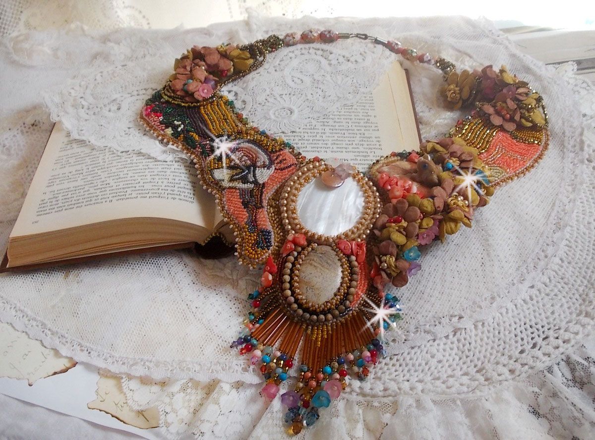 Colar exótico Envolvente bordado com renda, pérolas de gema, várias pérolas de qualidade muito bonita em estilo Haute-Couture