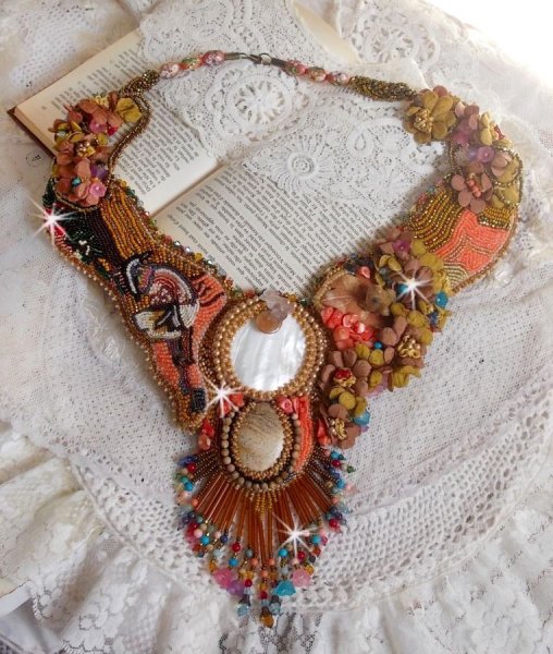 Colar ex&oacute;tico Envolvente bordado com renda, p&eacute;rolas de gema, v&aacute;rias p&eacute;rolas de qualidade muito bonita em estilo Haute-Couture