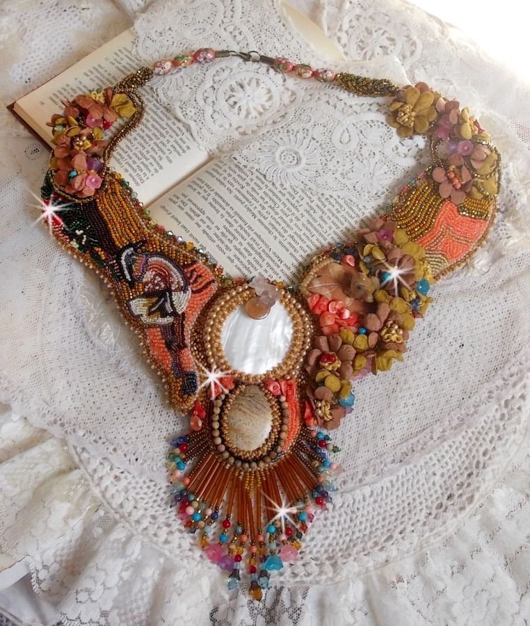 Colar exótico Envolvente bordado com renda, pérolas de gema, várias pérolas de qualidade muito bonita em estilo Haute-Couture