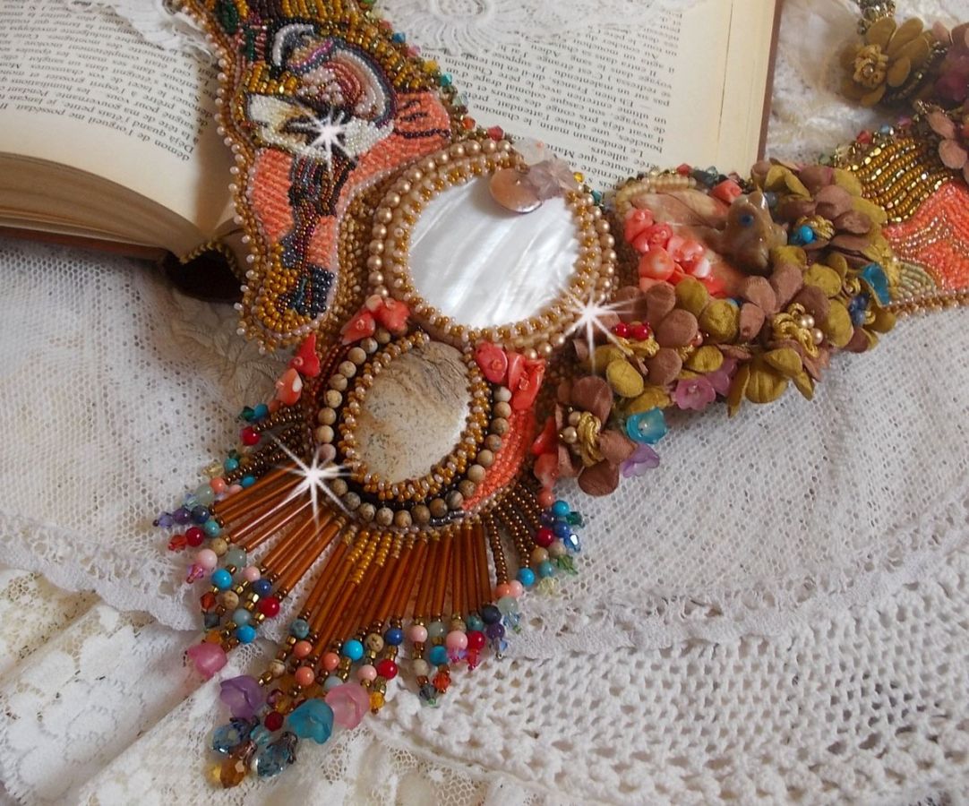 Colar exótico Envolvente bordado com renda, pérolas de gema, várias pérolas de qualidade muito bonita em estilo Haute-Couture