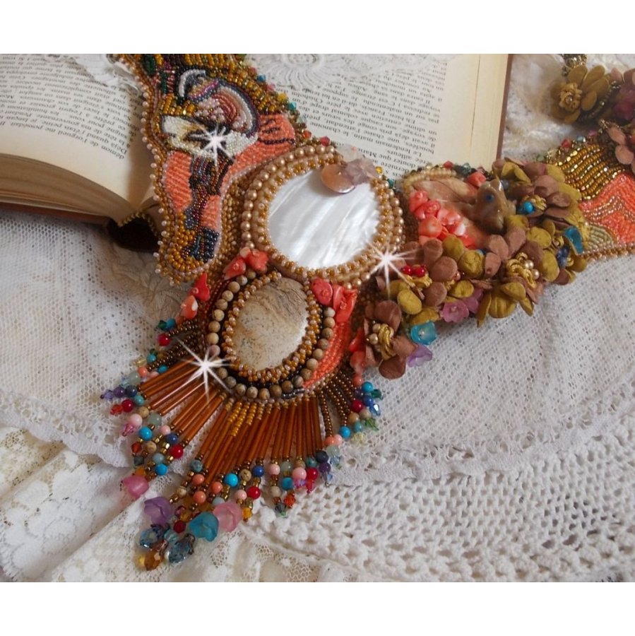 Colar exótico Envolvente bordado com renda, pérolas de gema, várias pérolas de qualidade muito bonita em estilo Haute-Couture