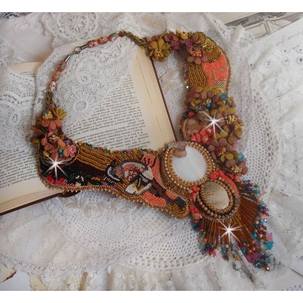 Colar ex&oacute;tico Envolvente bordado com renda, p&eacute;rolas de gema, v&aacute;rias p&eacute;rolas de qualidade muito bonita em estilo Haute-Couture