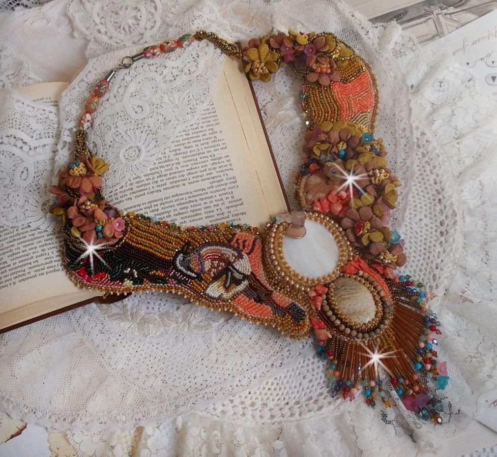 Colar exótico Envolvente bordado com renda, pérolas de gema, várias pérolas de qualidade muito bonita em estilo Haute-Couture