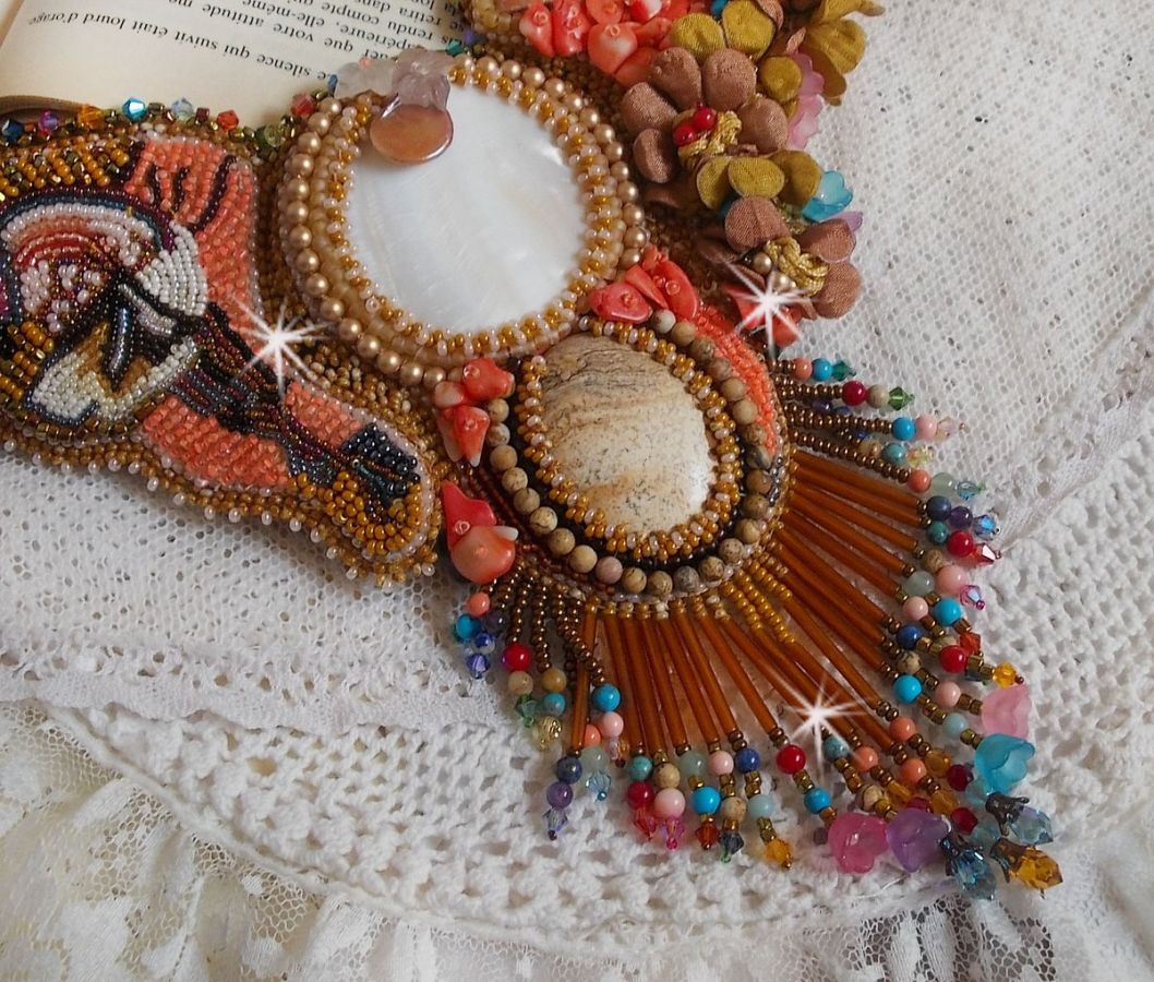 Colar exótico Envolvente bordado com renda, pérolas de gema, várias pérolas de qualidade muito bonita em estilo Haute-Couture