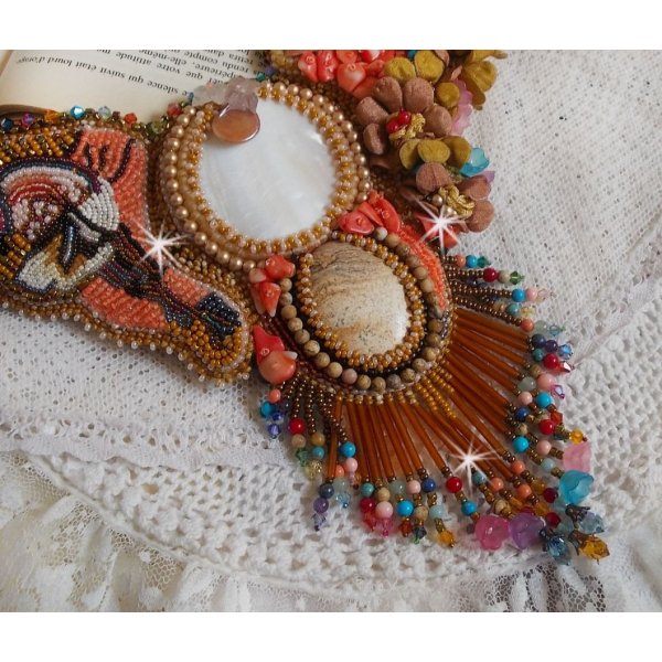 Colar ex&oacute;tico Envolvente bordado com renda, p&eacute;rolas de gema, v&aacute;rias p&eacute;rolas de qualidade muito bonita em estilo Haute-Couture