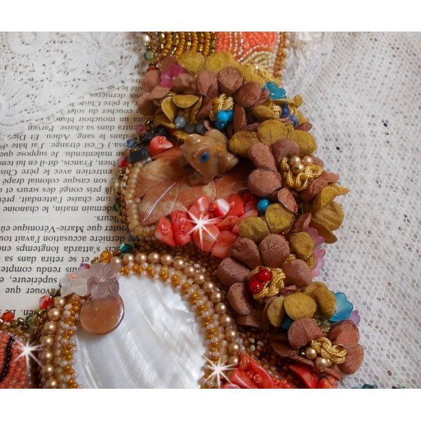 Colar ex&oacute;tico Envolvente bordado com renda, p&eacute;rolas de gema, v&aacute;rias p&eacute;rolas de qualidade muito bonita em estilo Haute-Couture