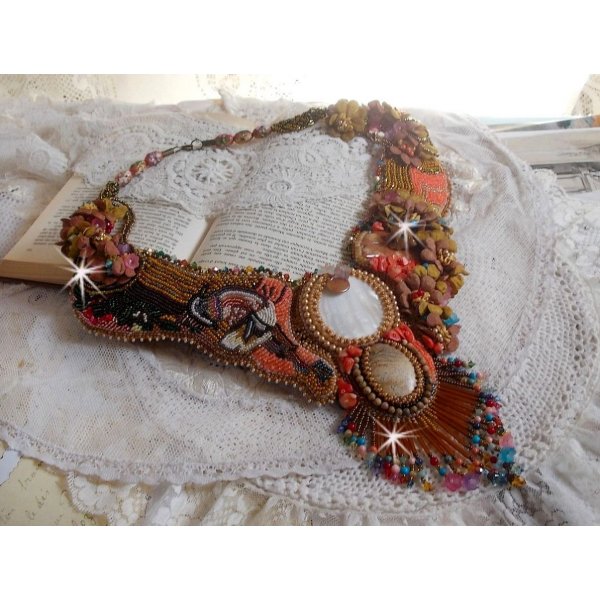 Colar ex&oacute;tico Envolvente bordado com renda, p&eacute;rolas de gema, v&aacute;rias p&eacute;rolas de qualidade muito bonita em estilo Haute-Couture