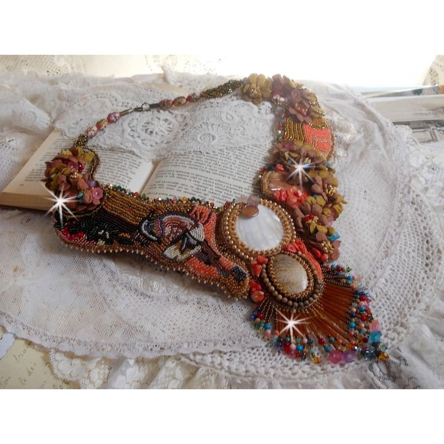 Colar exótico Envolvente bordado com renda, pérolas de gema, várias pérolas de qualidade muito bonita em estilo Haute-Couture