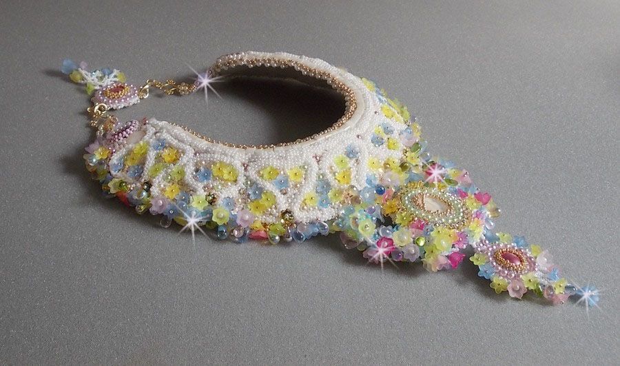 Colar Fleurie envolvente, flores de lucite, pérolas e pérolas de sementes bordadas no estilo Haute-Couture