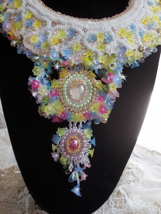 Colar Fleurie envolvente, flores de lucite, pérolas e pérolas de sementes bordadas no estilo Haute-Couture