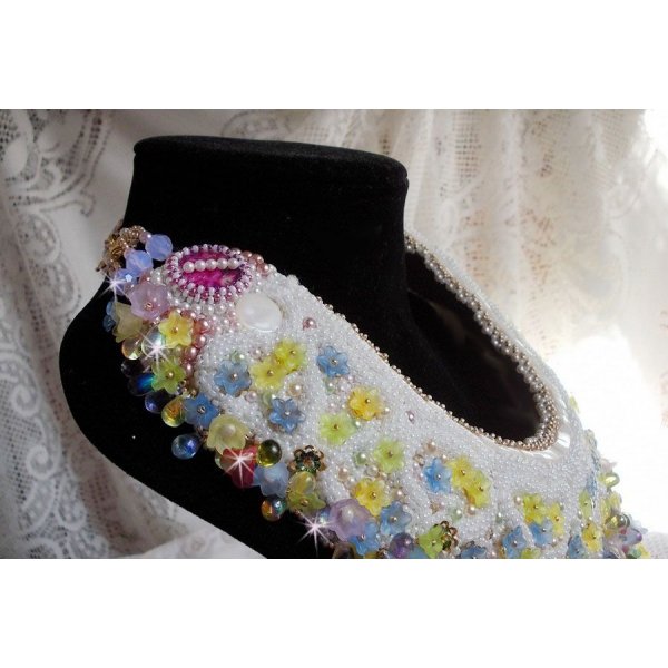 Colar Fleurie envolvente, flores de lucite, pérolas e pérolas de sementes bordadas no estilo Haute-Couture