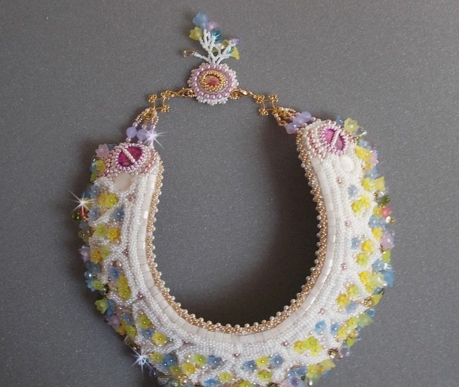 Colar Fleurie envolvente, flores de lucite, pérolas e pérolas de sementes bordadas no estilo Haute-Couture