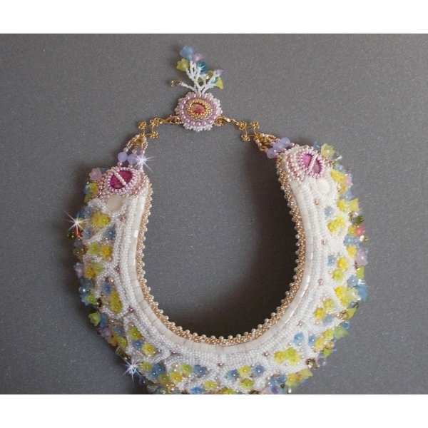 Colar Fleurie envolvente, flores de lucite, pérolas e pérolas de sementes bordadas no estilo Haute-Couture