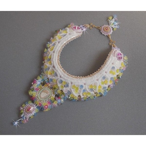 Colar Fleurie envolvente, flores de lucite, pérolas e pérolas de sementes bordadas no estilo Haute-Couture