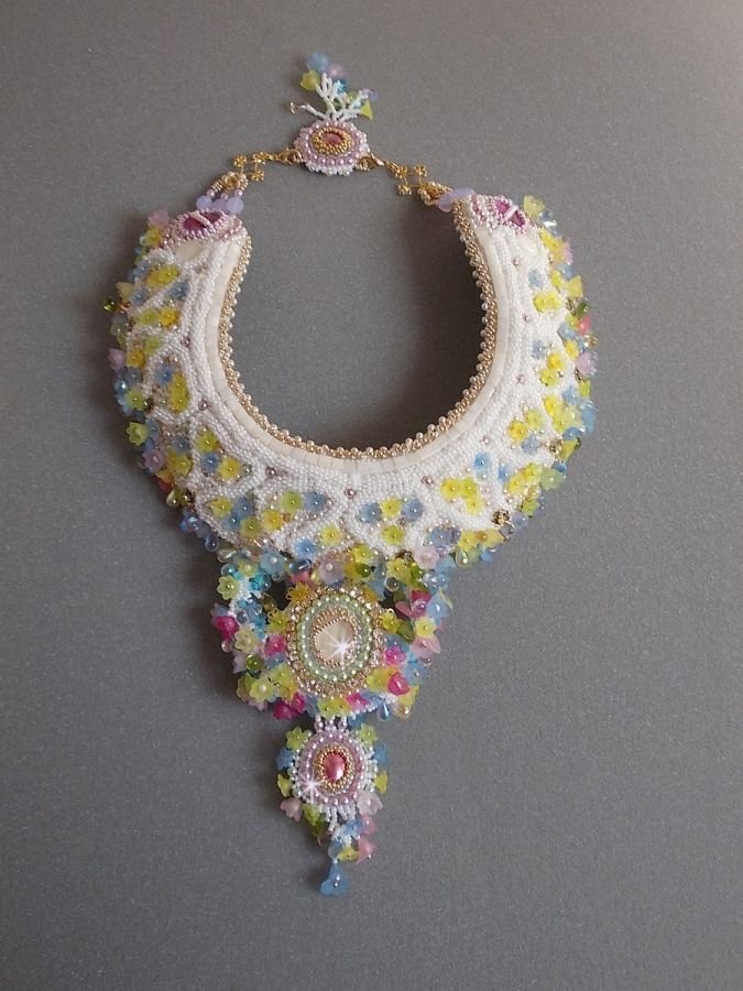 Colar Fleurie envolvente, flores de lucite, pérolas e pérolas de sementes bordadas no estilo Haute-Couture