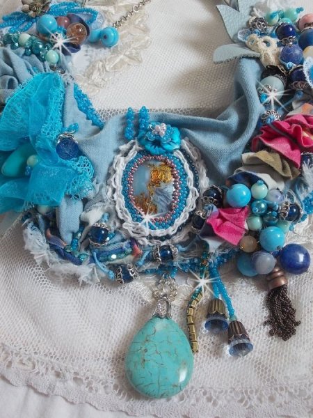 Colar do Oeste selvagem, uma tend&ecirc;ncia do Oeste americano com contas semi-preciosas e v&aacute;rias contas.