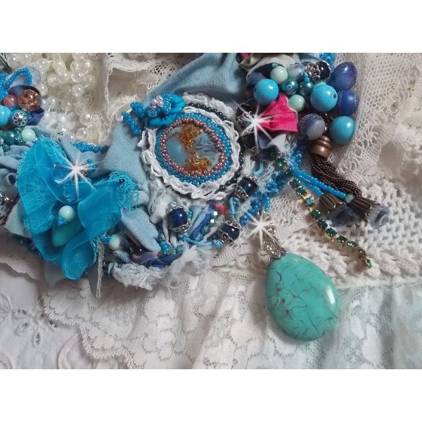 Colar do Oeste selvagem, uma tend&ecirc;ncia do Oeste americano com contas semi-preciosas e v&aacute;rias contas.