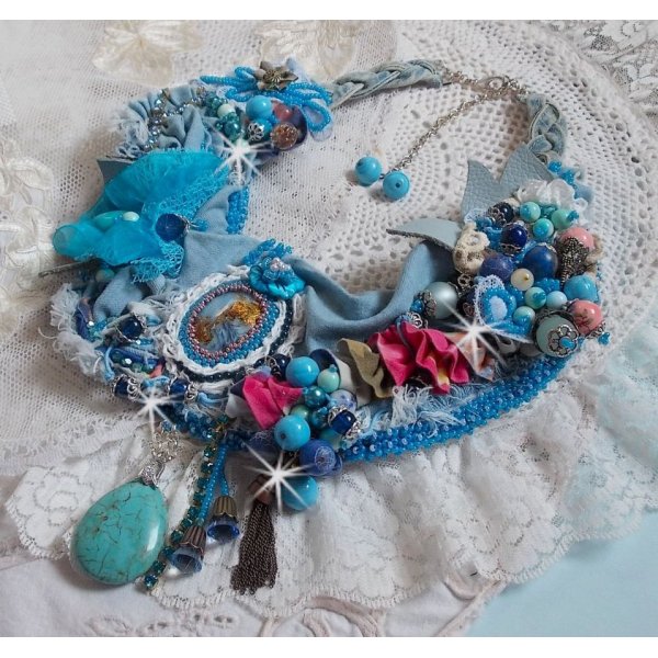 Colar do Oeste selvagem, uma tend&ecirc;ncia do Oeste americano com contas semi-preciosas e v&aacute;rias contas.