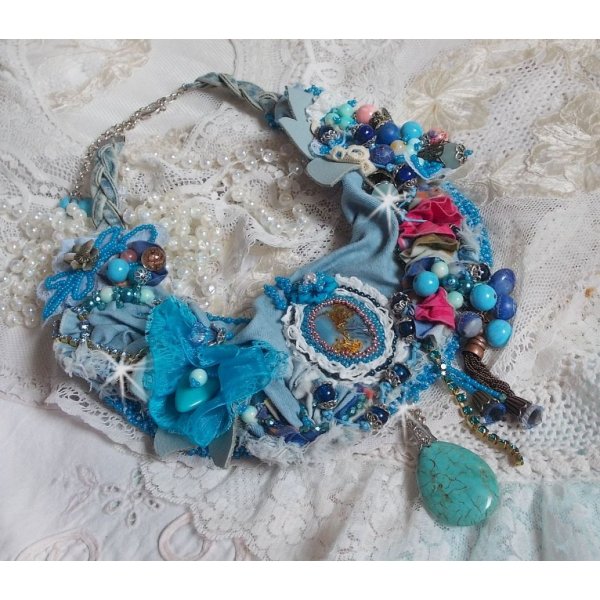 Colar do Oeste selvagem, uma tend&ecirc;ncia do Oeste americano com contas semi-preciosas e v&aacute;rias contas.