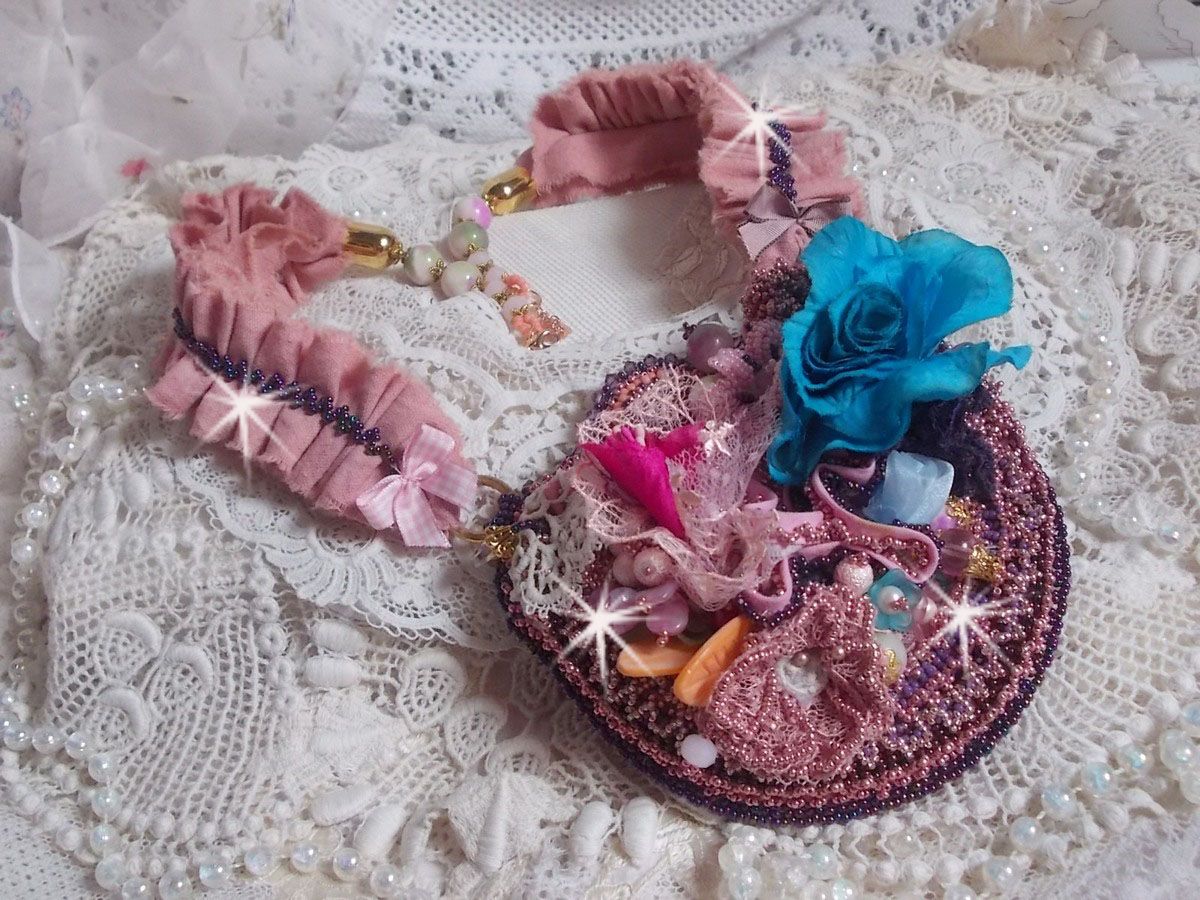 Colar Jardin Poétique com renda, cristais Swarovski, pérolas, contas de sementes, prata dourada 18K e pérolas semi-preciosas