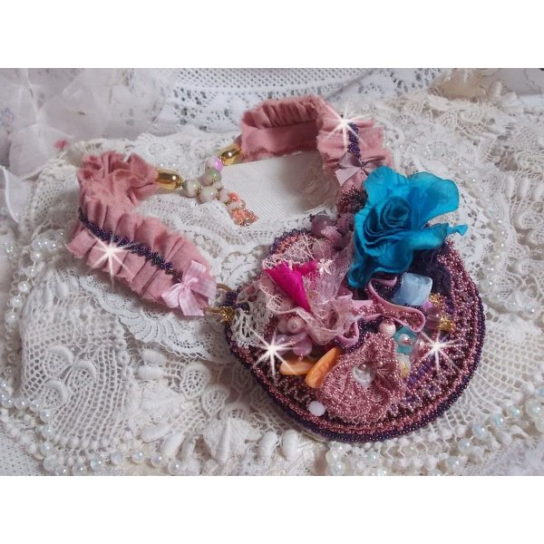 Colar Jardin Po&eacute;tique com renda, cristais Swarovski, p&eacute;rolas, contas de sementes, prata dourada 18K e p&eacute;rolas semi-preciosas