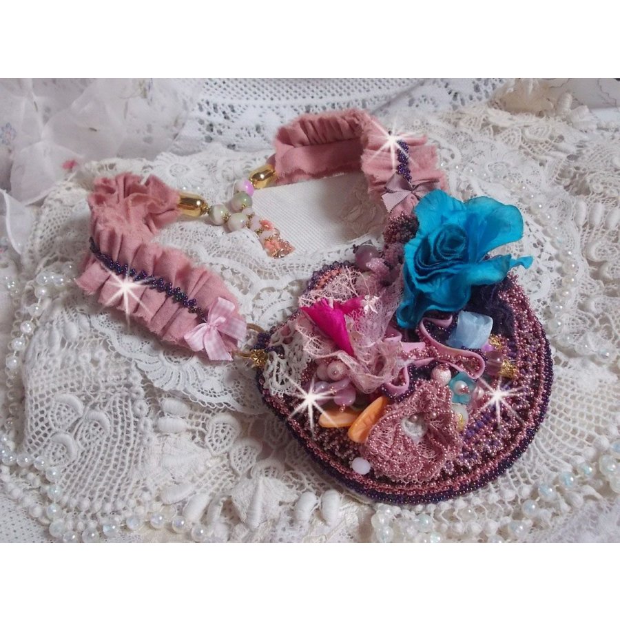 Colar Jardin Poétique com renda, cristais Swarovski, pérolas, contas de sementes, prata dourada 18K e pérolas semi-preciosas