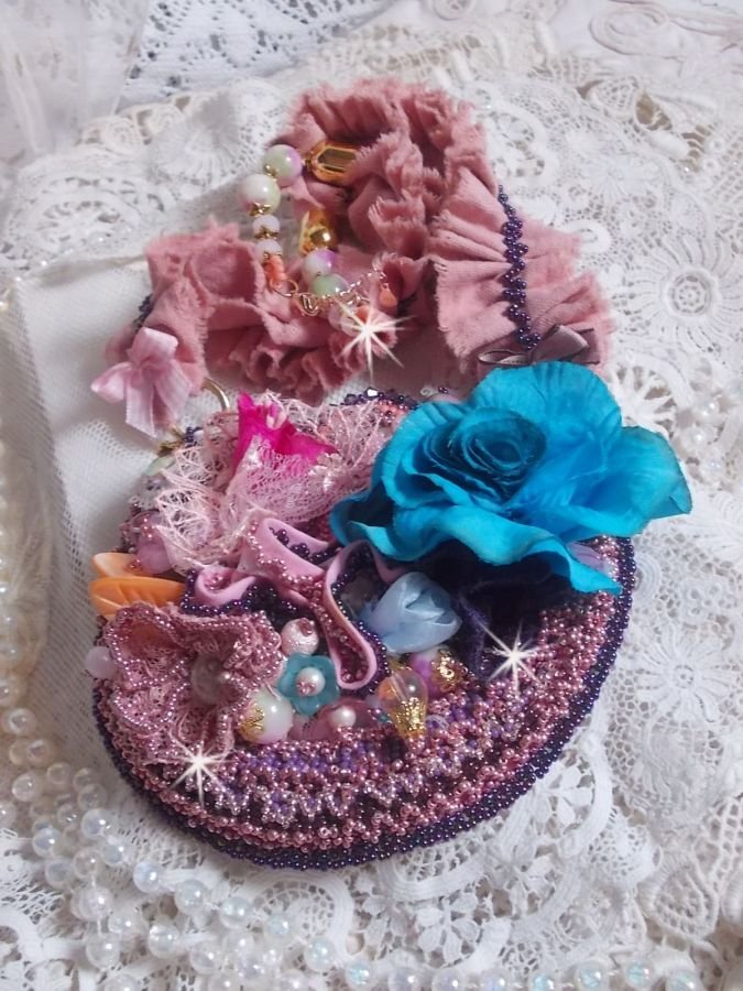 Colar Jardin Poétique com renda, cristais Swarovski, pérolas, contas de sementes, prata dourada 18K e pérolas semi-preciosas