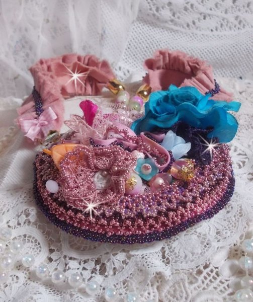 Colar Jardin Po&eacute;tique com renda, cristais Swarovski, p&eacute;rolas, contas de sementes, prata dourada 18K e p&eacute;rolas semi-preciosas