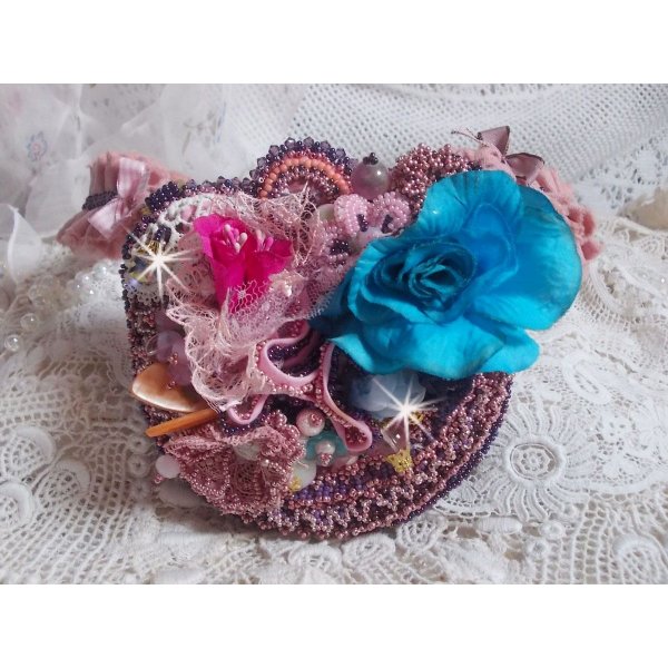 Colar Jardin Po&eacute;tique com renda, cristais Swarovski, p&eacute;rolas, contas de sementes, prata dourada 18K e p&eacute;rolas semi-preciosas