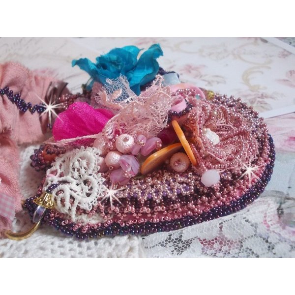 Colar Jardin Po&eacute;tique com renda, cristais Swarovski, p&eacute;rolas, contas de sementes, prata dourada 18K e p&eacute;rolas semi-preciosas