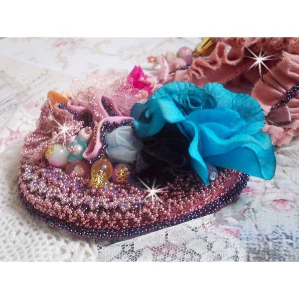 Colar Jardin Po&eacute;tique com renda, cristais Swarovski, p&eacute;rolas, contas de sementes, prata dourada 18K e p&eacute;rolas semi-preciosas