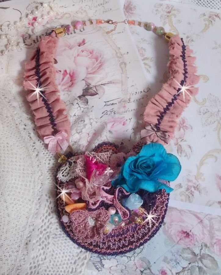 Colar Jardin Poétique com renda, cristais Swarovski, pérolas, contas de sementes, prata dourada 18K e pérolas semi-preciosas