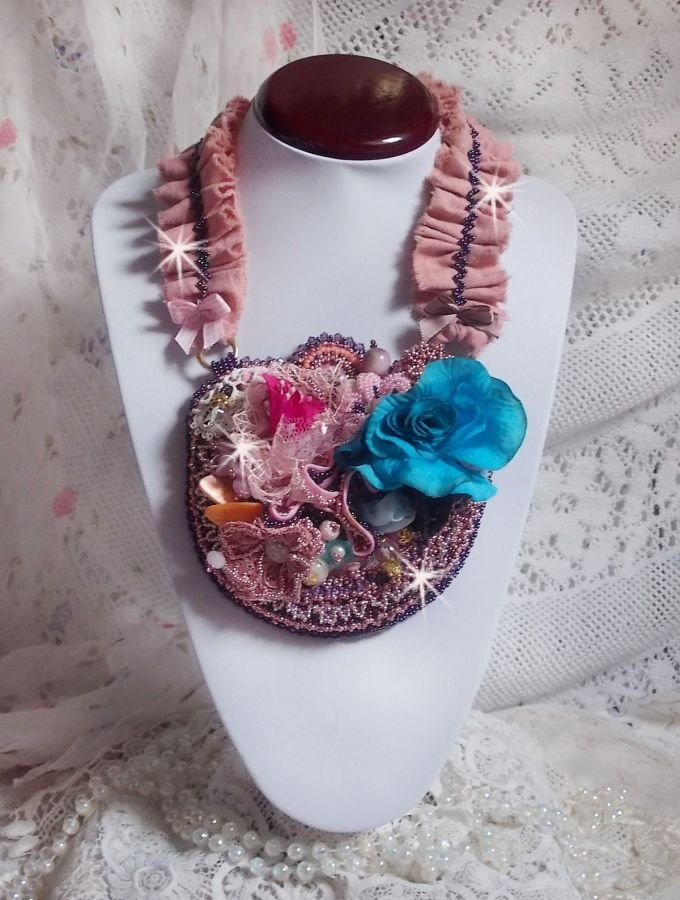 Colar Jardin Poétique com renda, cristais Swarovski, pérolas, contas de sementes, prata dourada 18K e pérolas semi-preciosas