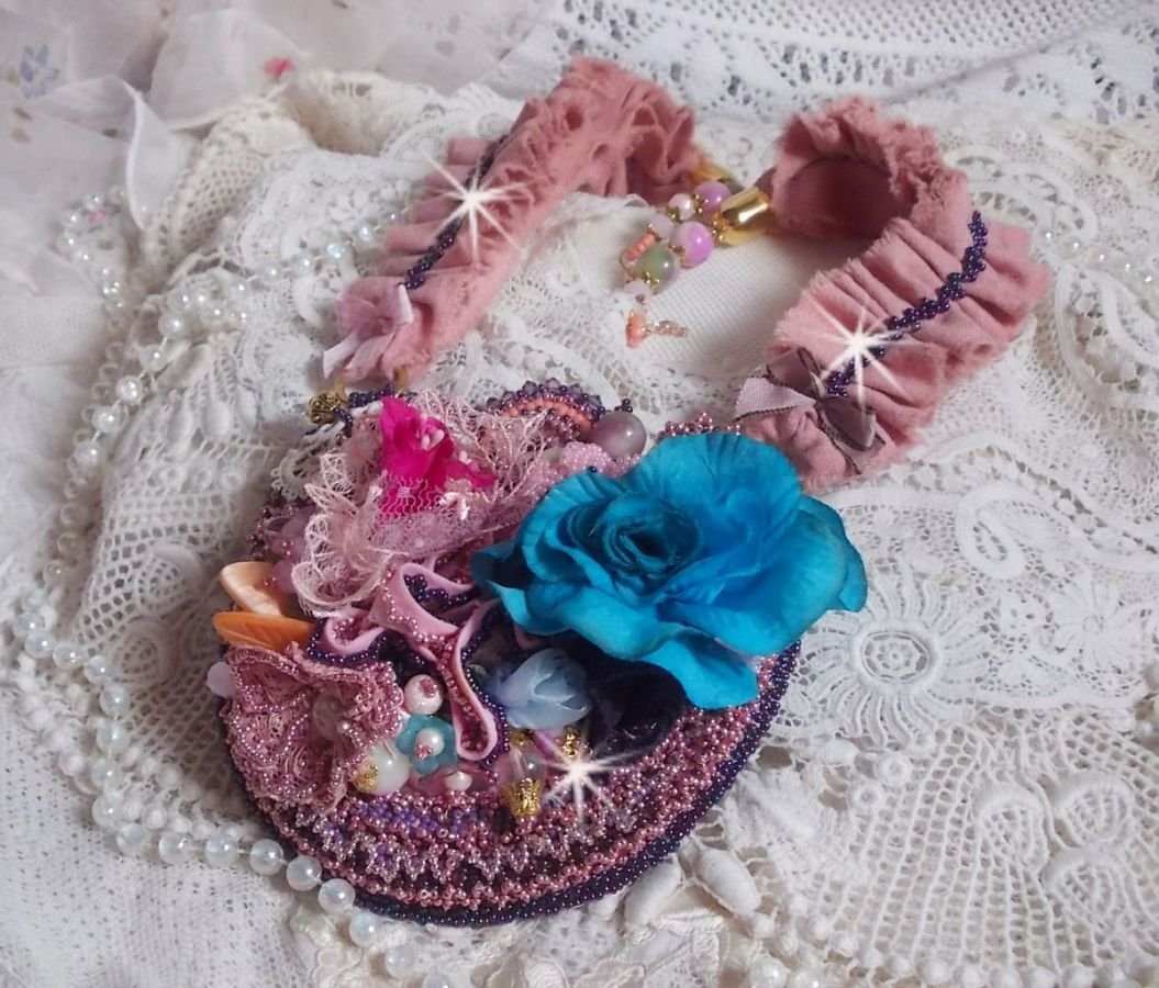 Colar Jardin Poétique com renda, cristais Swarovski, pérolas, contas de sementes, prata dourada 18K e pérolas semi-preciosas