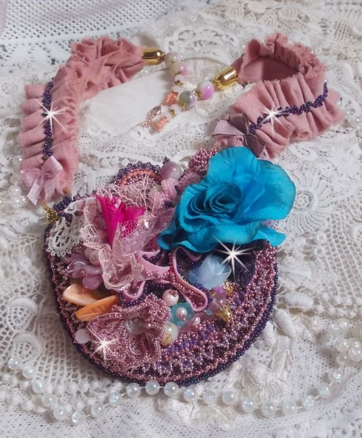 Colar Jardin Poétique com renda, cristais Swarovski, pérolas, contas de sementes, prata dourada 18K e pérolas semi-preciosas