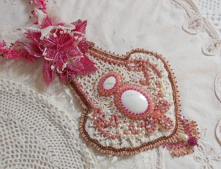 Colar de lírios cor-de-rosa com gema de Howlite branca, contas de sementes, rendas e várias contas estilo Haute-Couture