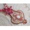 Colar de lírios cor-de-rosa com gema de Howlite branca, contas de sementes, rendas e várias contas estilo Haute-Couture