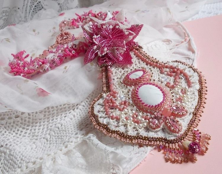 Colar de lírios cor-de-rosa com gema de Howlite branca, contas de sementes, rendas e várias contas estilo Haute-Couture