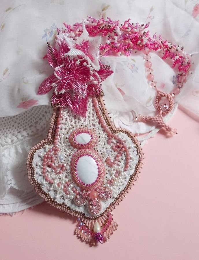 Colar de lírios cor-de-rosa com gema de Howlite branca, contas de sementes, rendas e várias contas estilo Haute-Couture